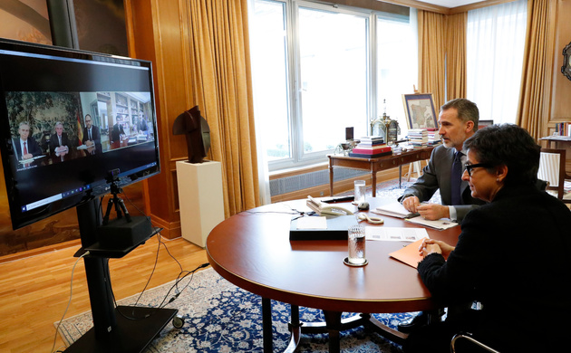 Su Majestad el Rey con la ministra de Asuntos Exteriores, Unión Europea y Cooperación, Arancha González Laya durante la videoconferencia