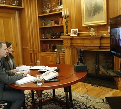 Sus Majestades los Reyes durante la videoconferencia con los responsables del Teatro Real y del Liceo de Barcelona