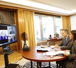 Sus Majestades los Reyes conversan con los responsables del Teatro Real y del Liceo de Barcelona