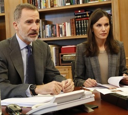 Don Felipe y Doña Letizia durante la videoconferencia con los responsables del Teatro Real y del Liceo de Barcelona
