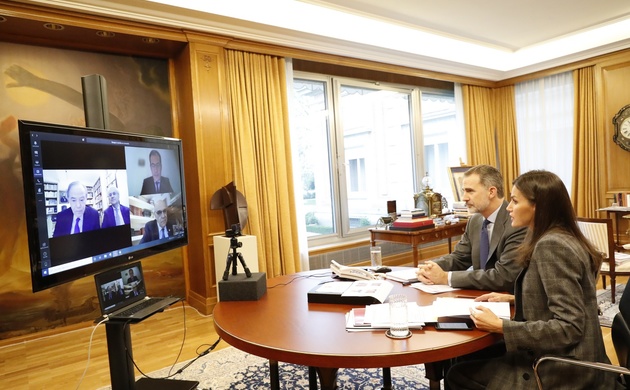 Sus Majestades los Reyes conversan con los responsables del Teatro Real y del Liceo de Barcelona