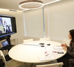 10 Su Majestad la Reina durante la videoconferencia con la Confederación Estatal de Personas Sordas