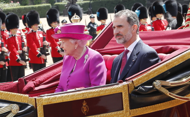Fotografía de archivo. Su Majestad el Rey junto a Su Majestad la Reina Isabel II durante la Visita de Estado de 2017