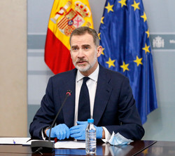 Su Majestad el Rey durante el desarrollo de la reunión
