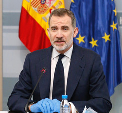 Su Majestad el Rey durante la reunión en el Centro de Coordinación del Ministerio del Interior