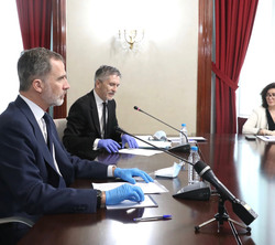 Don Felipe durante el desarrollo de la reunión 