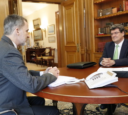 Su Majestad el Rey conversa con el ministro de Inclusión, Seguridad Social y Migraciones durante la audiencia