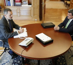 Su Majestad el Rey conversa con el ministro de Inclusión, Seguridad Social y Migraciones durante la audiencia