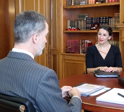 Don Felipe, junto a la ministra de Trabajo y Economía Social, Yolanda Díaz