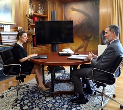 Don Felipe conversa con la ministra de Trabajo y Economía Social, Yolanda Díaz