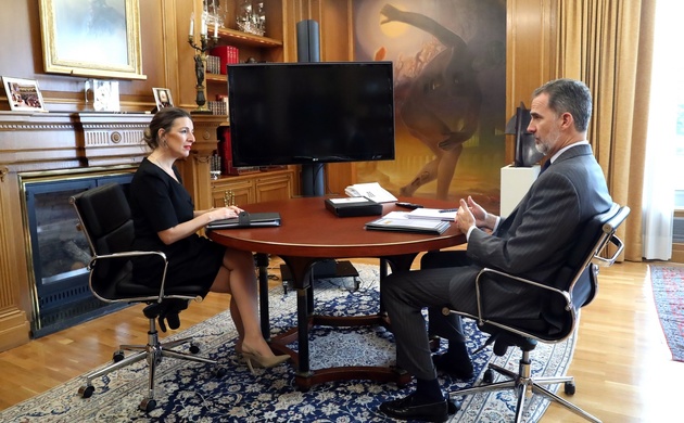Don Felipe conversa con la ministra de Trabajo y Economía Social, Yolanda Díaz