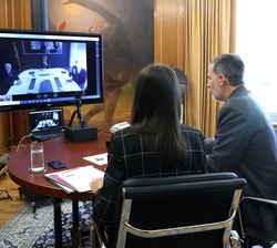 Videoconferencia de Sus Majestades los Reyes con AENA