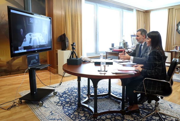 Sus Majestades los Reyes conversan con responsables de AENA