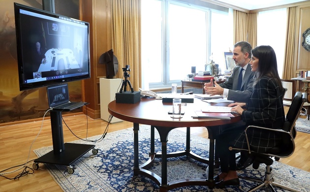 Sus Majestades los Reyes conversan con responsables de AENA