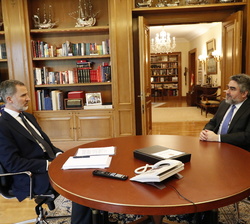 Su Majestad el Rey durante el despacho que mantuvo con el ministro de Cultura y Deporte, José Manuel Rodríguez Uribes