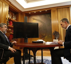 Don Felipe, junto al ministro de Cultura y Deporte, José Manuel Rodríguez Uribes