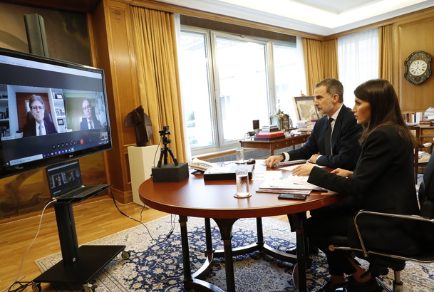 Sus Majestades los Reyes conversan con responsables de Farmaindustria