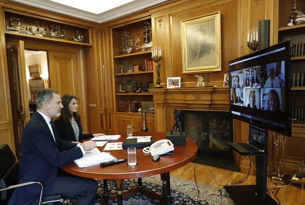 Sus Majestades los Reyes durante la videoconferencia que mantuvieron con investigadores del CSIC