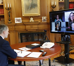 Su Majestad el Rey durante la videoconferencia con el presidente de Microsoft