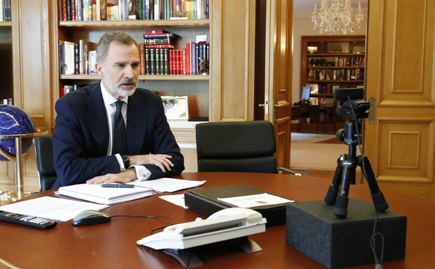 Su Majestad el Rey durante la videoconferencia con el presidente de Microsoft