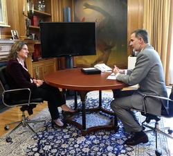 Don Felipe conversa con la vicepresidenta cuarta del Gobierno y ministra para la Transición Ecológica y el Reto Demográfico, Teresa Ribera Rodríguez
