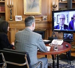 Sus Majestades los Reyes conversan con los responsables de la Sociedad Española de Geriatría y Gerontología y del Foro Profesión Médica