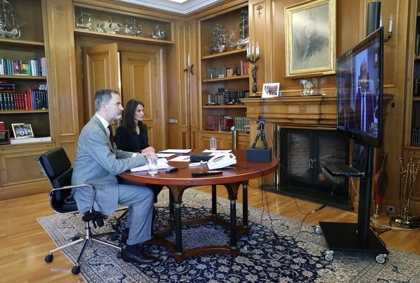Sus Majestades los Reyes durante la videoconferencia mantenida con los responsables de la Sociedad Española de Geriatría y Gerontología y del Foro Pro