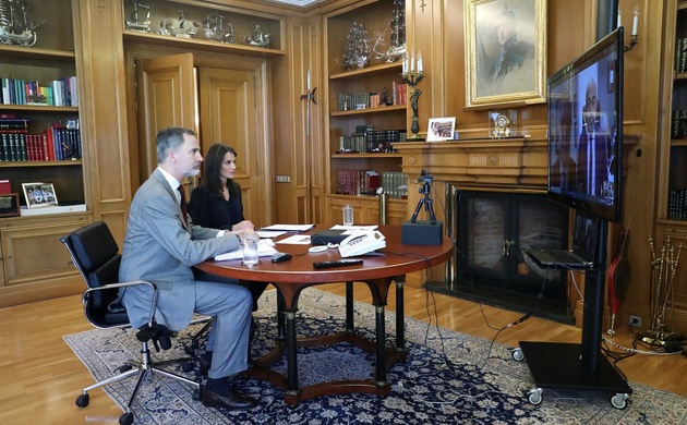 Sus Majestades los Reyes durante la videoconferencia mantenida con los responsables de la Sociedad Española de Geriatría y Gerontología y del Foro Pro