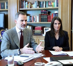 Don Felipe y Doña Letizia en un momento de la videoconferencia