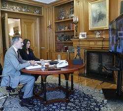 Sus Majestades los Reyes durante la videoconferencia mantenida con los responsables del Consejo de la Juventud de España 