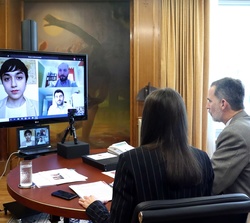 Sus Majestades los Reyes conversan con responsables del Consejo de la Juventud de España 