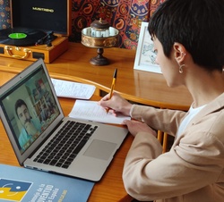 La vicepresidenta del Consejo de Juventud de España, María Rodríguez Alcázar, durante la videoconferencia con Sus Majestades los Reyes