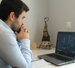 Diego Vázquez Ayala, vicepresidenta del Consejo de Juventud de España, durante la videoconferencia con Sus Majestades 