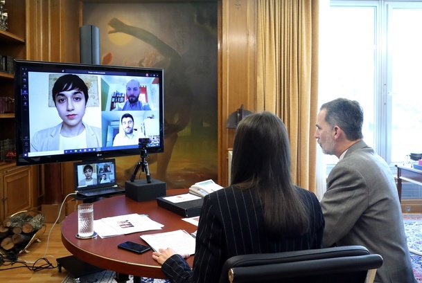 Sus Majestades los Reyes conversan con responsables del Consejo de la Juventud de España 