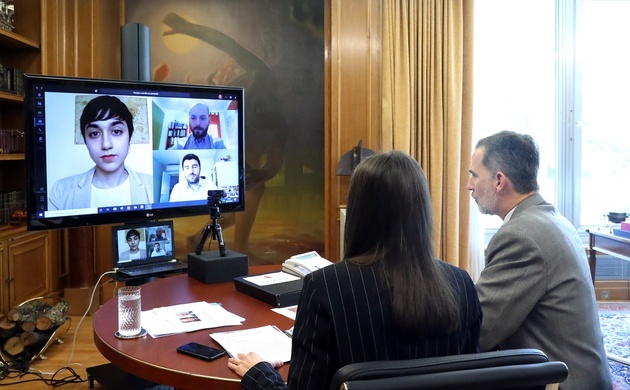 Sus Majestades los Reyes conversan con responsables del Consejo de la Juventud de España 