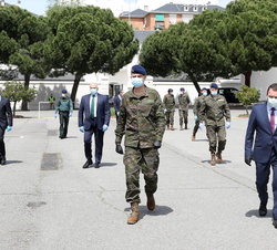 Su Majestad el Rey llegada al destacamento de su Servicio de Seguridad