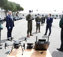 Su Majestad el Rey observa uno de los drones de los que dispone la Guardia Civil del Servicio de Seguridad
