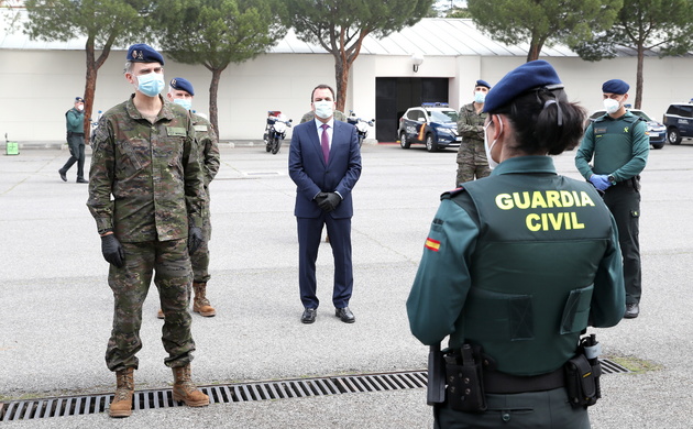 Su Majestad el Rey conversa con una agente de la Guardia Civil perteneciente a su Servicio de Seguridad