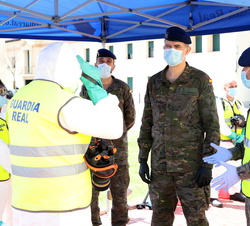 Su Majestad el Rey conversa con unos militares de la Guardia Real participantes en la Operación "Balmis"
