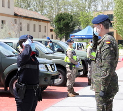 Su Majestad el Rey recibe el saludo de un miembro de la Policía Militar de la Guardia Real