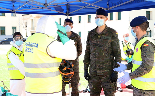 Su Majestad el Rey conversa con unos militares de la Guardia Real participantes en la Operación "Balmis"