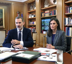 Sus Majestades los Reyes durante la videoconferencia con la Confederación Empresarial de Hostelería de España 