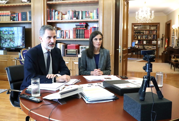 Sus Majestades los Reyes durante la videoconferencia con la Confederación Empresarial de Hostelería de España 