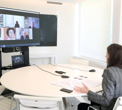 Su Majestad la Reina durante la videoconferencia con la Residencia de Estudiantes