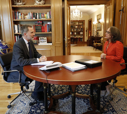 Su Majestad el Rey junto a Rebeca Grynspan, Secretaria General Iberoamericana