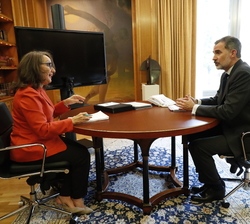 Su Majestad el Rey conversa Rebeca Grynspan, Secretaria General Iberoamericana