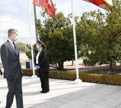 Sus Majestades los Reyes a su llegada con la alcaldesa de Pozuelo de Alarcón, Susana Pérez y el vicepresidente, consejero de Deportes, Transparencia y