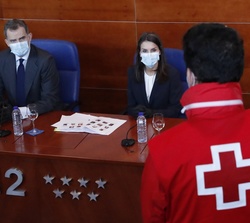 Sus Majestades los Reyes escuchan las explicaciones a cargo del representante de Cruz Roja Española