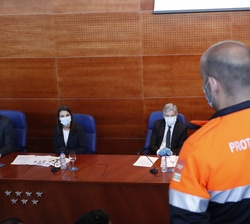 Sus Majestades los Reyes escuchan las explicaciones a cargo del representante de Protección Civil
