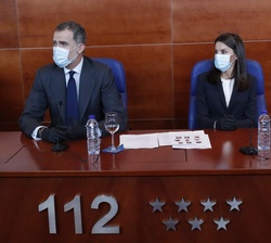 Sus Majestades los Reyes en la mesa para la reunión durante las palabras de Don Felipe